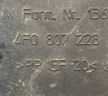 Напрямна переднього бампера права Audi A6 C6 4f0807228