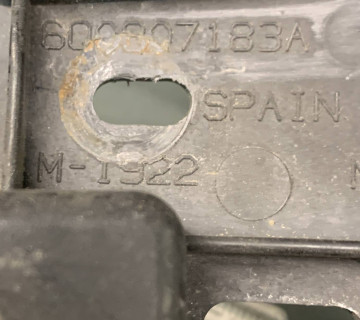 Кронштейн бампера переднього, лівий Volkswagen Polo (9N1). 6q0807183a