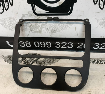 Накладка центральної консолі під магнітолу Volkswagen Golf 5 1k0858071e