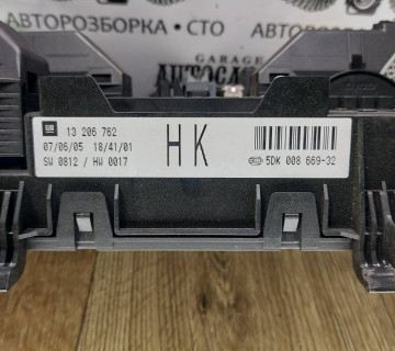 Блок запобіжників Opel Astra H 13206762