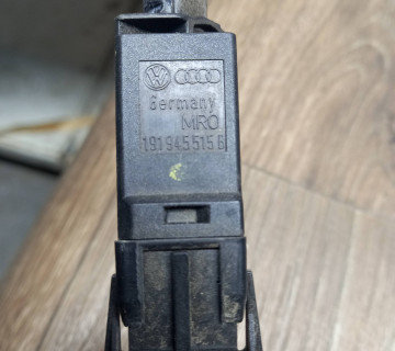 Датчик включення стопів VW Passat B3 B4 Golf 2 GOLF 3 Polo 6N T4 Sharan. 191945515B