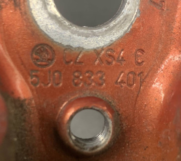Петля верхня задня лівих дверей Skoda Fabia 2 2007-2014 5J0833401