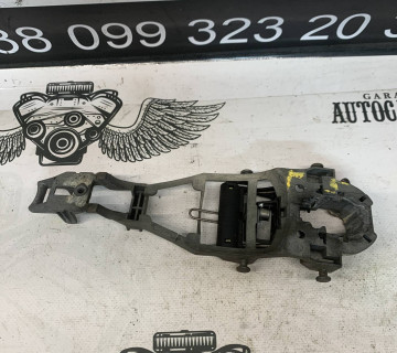 Кронштейн ручки двері передня ліва Volkswagen Golf 5, Golf Plus 1k0837885