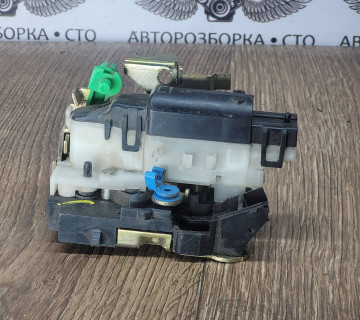 Замок передньоі правоі двері Renault kangoo 8200051730