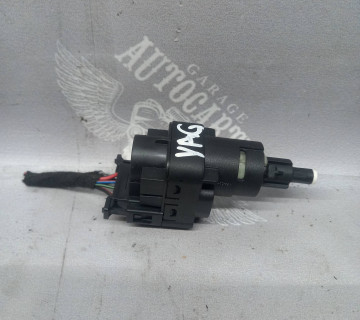 Вимикач задн.ходу polo,touran,fabia,octavia 6q0945511