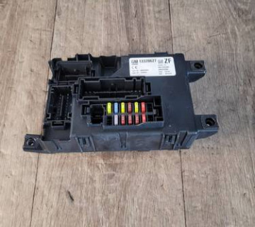 Блок запобіжників Opel Corsa D 13320627