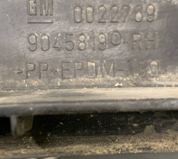 Кріплення переднього бампера праве Opel Omega B 90458190