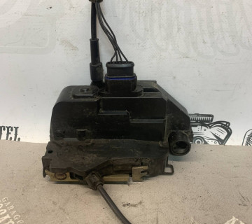 Замок двері передньої лівої Renault Scenic II 8200119122