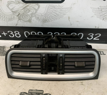 Дефлектор повітряний центральний Skoda Roomster Fabia 2 5j0820951s01